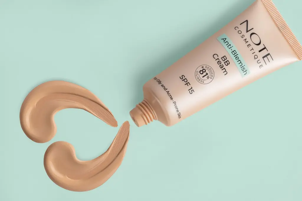 Anti-Blemish-BB-Cream-81-Lifstyle.webp
